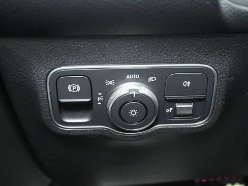 Used 2024 Mercedes-Benz EQB 300 4MATIC image 27