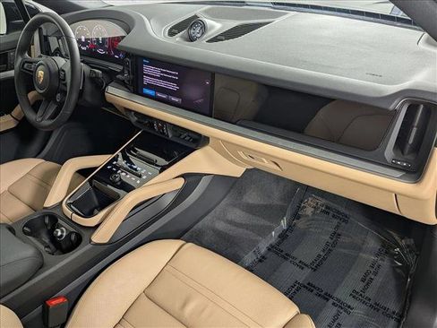 Certified 2025 Porsche Cayenne Coupe AWD/4WD image 25