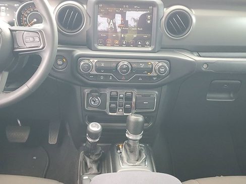 Used 2023 Jeep Gladiator Sport AWD/4WD image 15