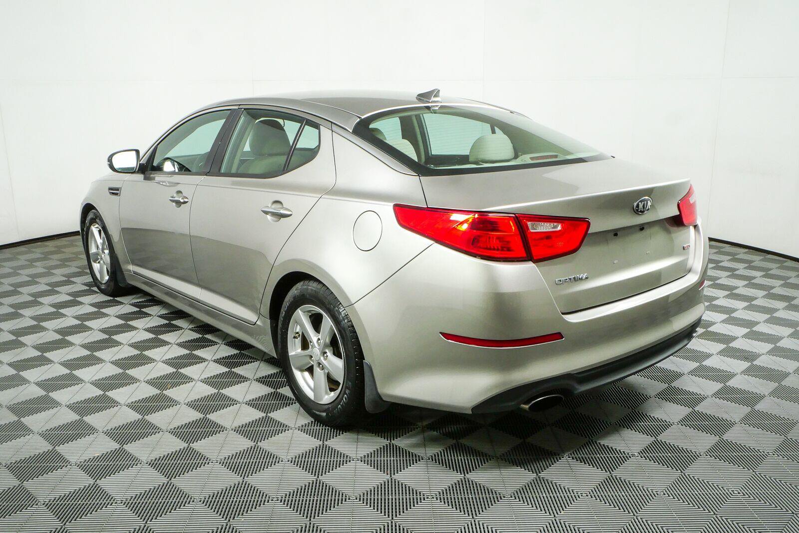 Used 2015 Kia Optima LX FWD image 25