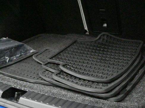 Used 2025 Volkswagen Taos SE w/ Panoramic Sunroof Package image 12