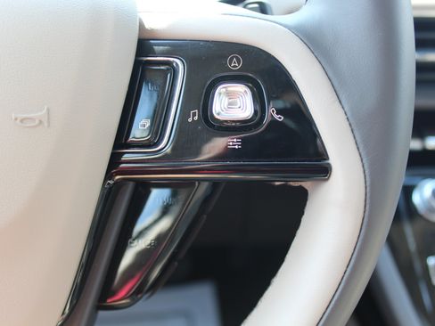 Used 2022 Lincoln Corsair AWD w/ Premium Package image 11
