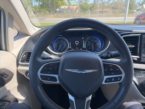 Used 2024 Chrysler Pacifica Touring-L FWD image 18