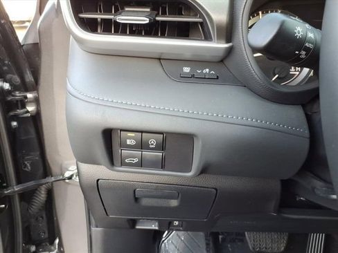 Used 2024 Toyota Highlander LE AWD/4WD image 30