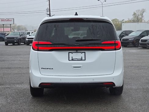 New 2026 Chrysler Pacifica Select image 6