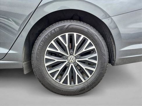 Used 2019 Volkswagen Jetta SE w/ Cold Weather Package FWD image 9