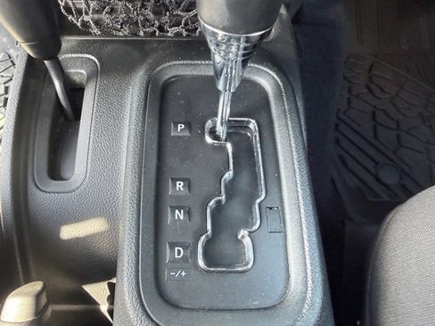 Used 2017 Jeep Wrangler Unlimited Sahara w/ Connectivity Group AWD/4WD image 18
