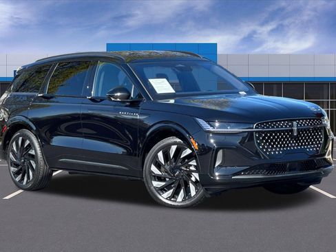 Used 2025 Lincoln Nautilus Reserve w/ Equipment Group 203A image 2