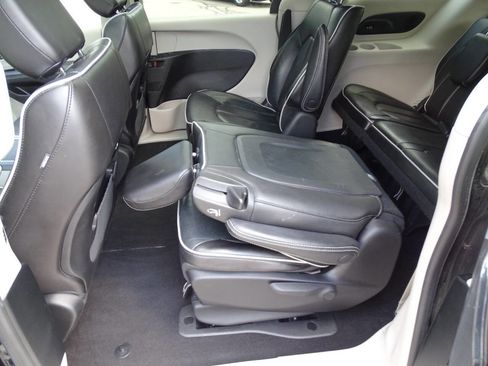 Used 2023 Chrysler Pacifica Limited image 36