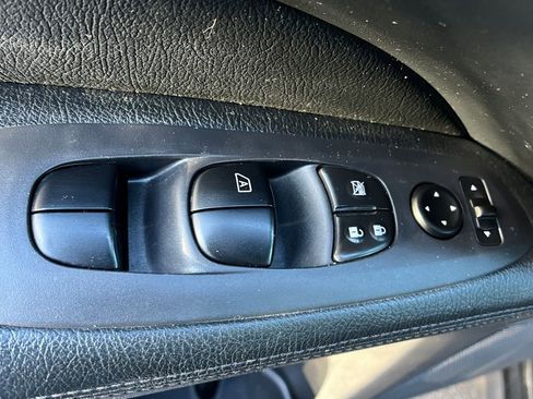 Used 2017 Nissan Pathfinder S image 12