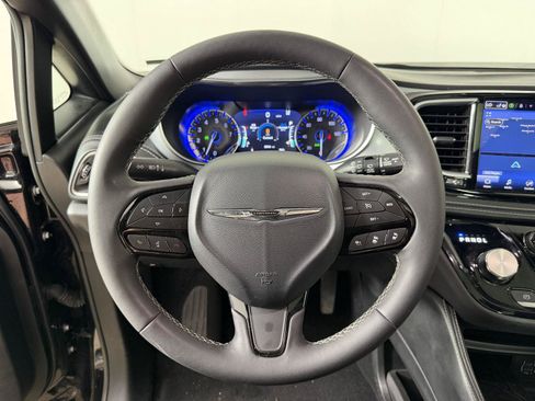 Used 2025 Chrysler Pacifica Limited FWD image 4