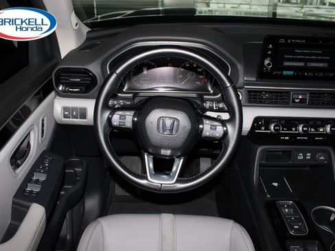 Used 2023 Honda Pilot Touring image 17