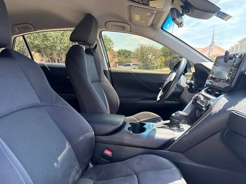 Used 2022 Toyota Venza LE AWD/4WD image 9