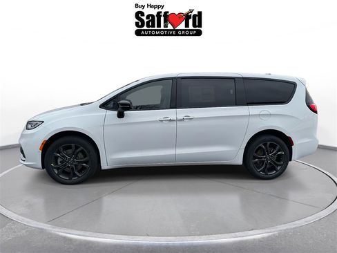 New 2026 Chrysler Pacifica Select image 4