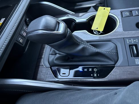 Used 2024 Toyota Highlander XLE image 25