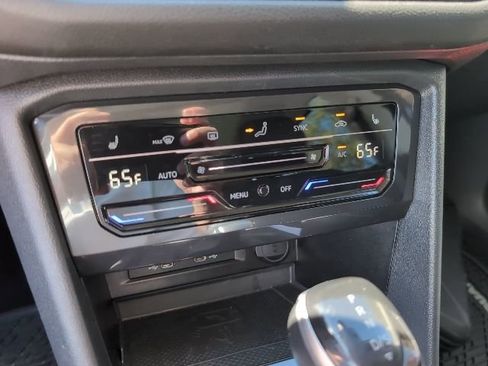 Used 2022 Volkswagen Tiguan SE image 19