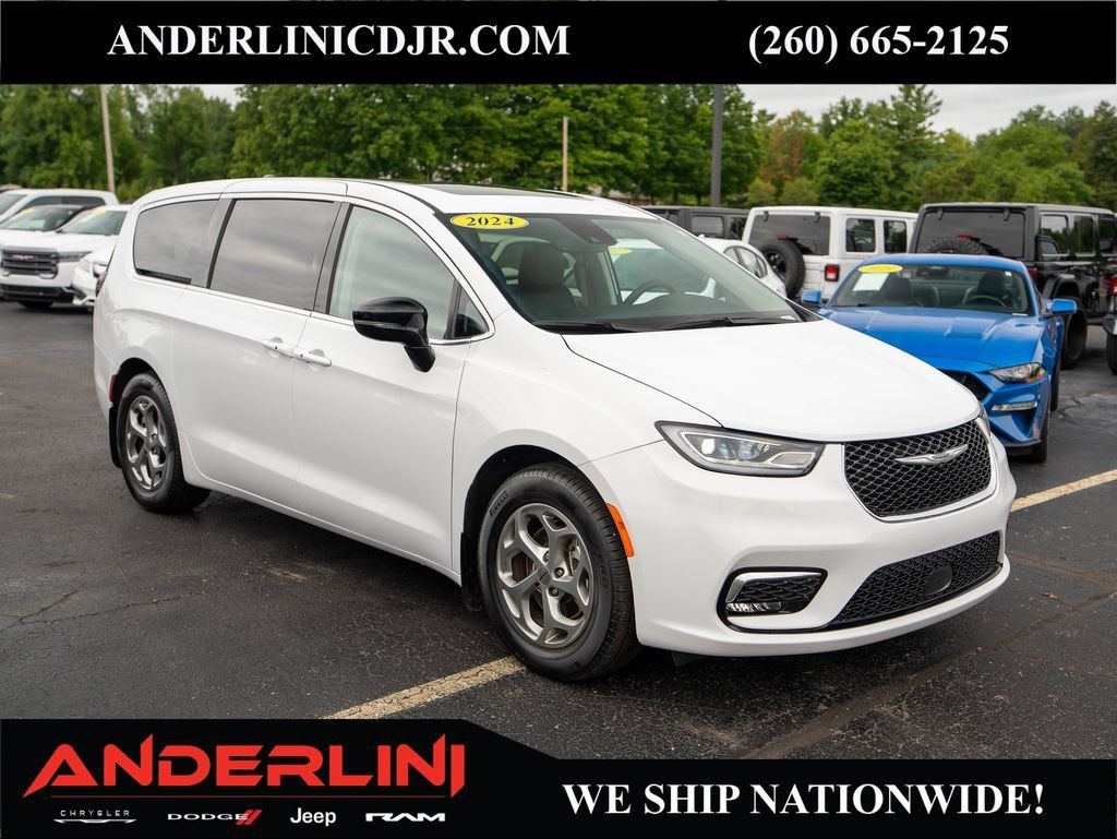 Used 2024 Chrysler Pacifica Limited w/ Trailer Tow Group FWD image 1
