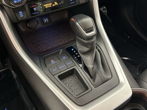 Used 2019 Toyota RAV4 Limited w/ Cold Weather Package FWD image 17
