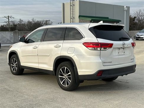 Used 2019 Toyota Highlander XLE image 3
