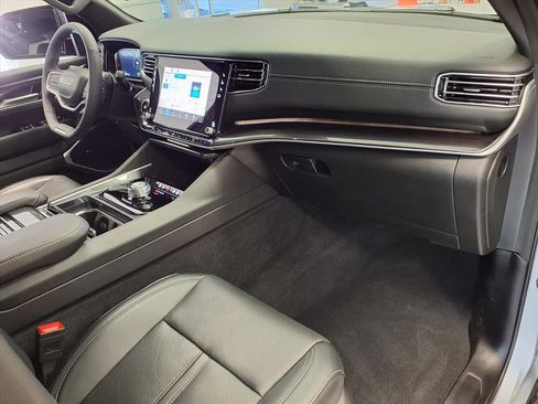 Used 2024 Jeep Wagoneer 2WD image 9