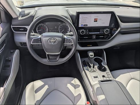 Used 2024 Toyota Highlander XLE FWD image 17