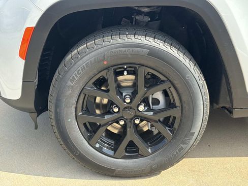 New 2026 Jeep Grand Cherokee Altitude image 4