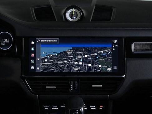 Certified 2022 Porsche Cayenne Turbo S AWD/4WD image 15