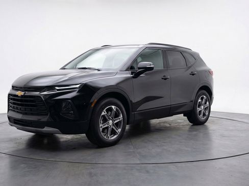 Used 2025 Chevrolet Blazer LT FWD image 3