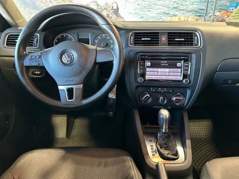 Used 2011 Volkswagen Jetta SE FWD image 3
