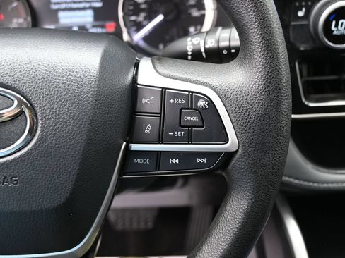 Used 2024 Toyota Highlander LE AWD/4WD image 17