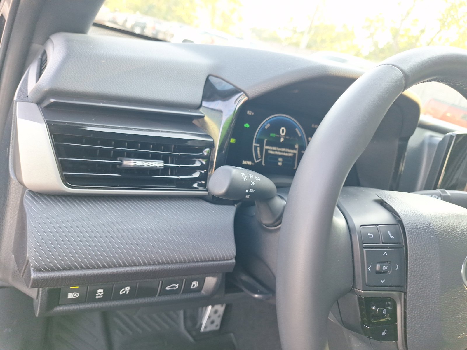 Used 2025 Toyota Camry SE w/ Convenience Package FWD image 18