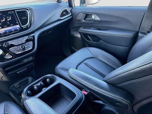Used 2025 Chrysler Pacifica Select FWD image 24