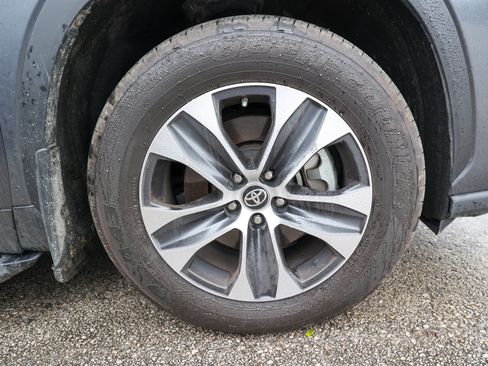 Used 2025 Toyota Highlander XLE AWD/4WD image 14