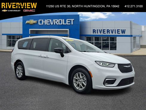 Used 2024 Chrysler Pacifica Touring-L image 1