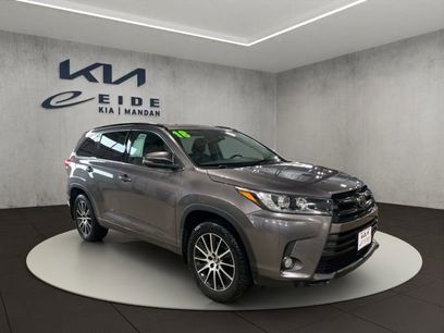Used 2018 Toyota Highlander SE