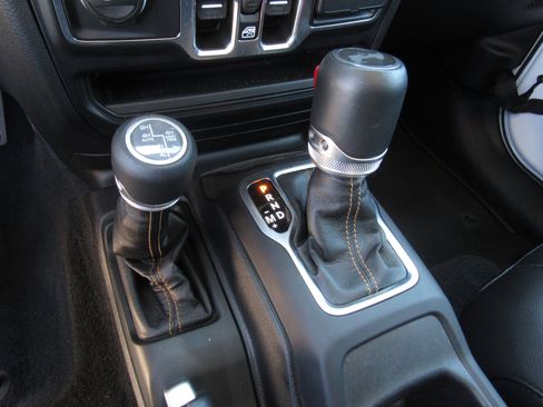 Used 2023 Jeep Wrangler Unlimited Sahara AWD/4WD image 20