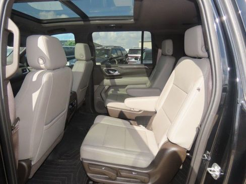 Used 2021 Chevrolet Suburban LT w/ LT Signature Package RWD image 18
