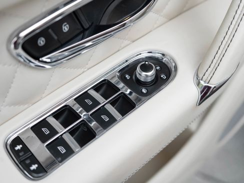 Used 2017 Bentley Bentayga image 12