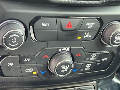 Used 2022 Jeep Renegade Latitude w/ Convenience Group AWD/4WD image 14