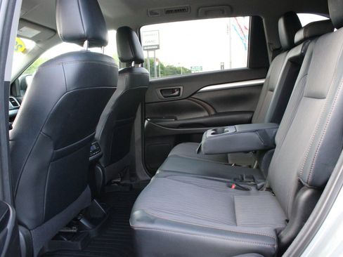 Used 2018 Toyota Highlander Plus w/ Carpet Mat Package (TMS) AWD/4WD image 18