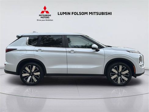 Used 2025 Mitsubishi Outlander SE FWD image 6