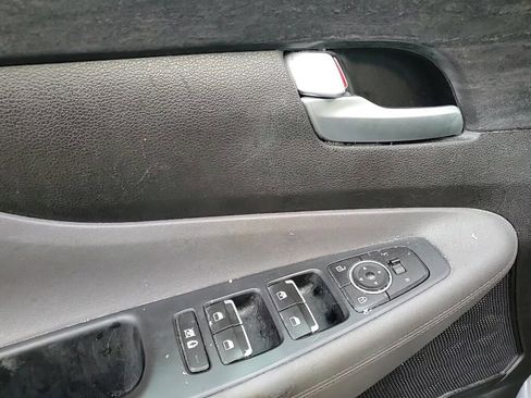 Used 2019 Hyundai Santa Fe SE image 11