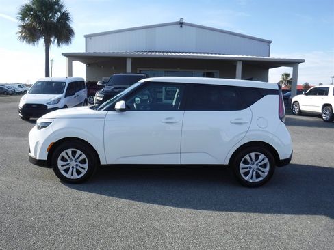 Used 2023 Kia Soul LX image 1