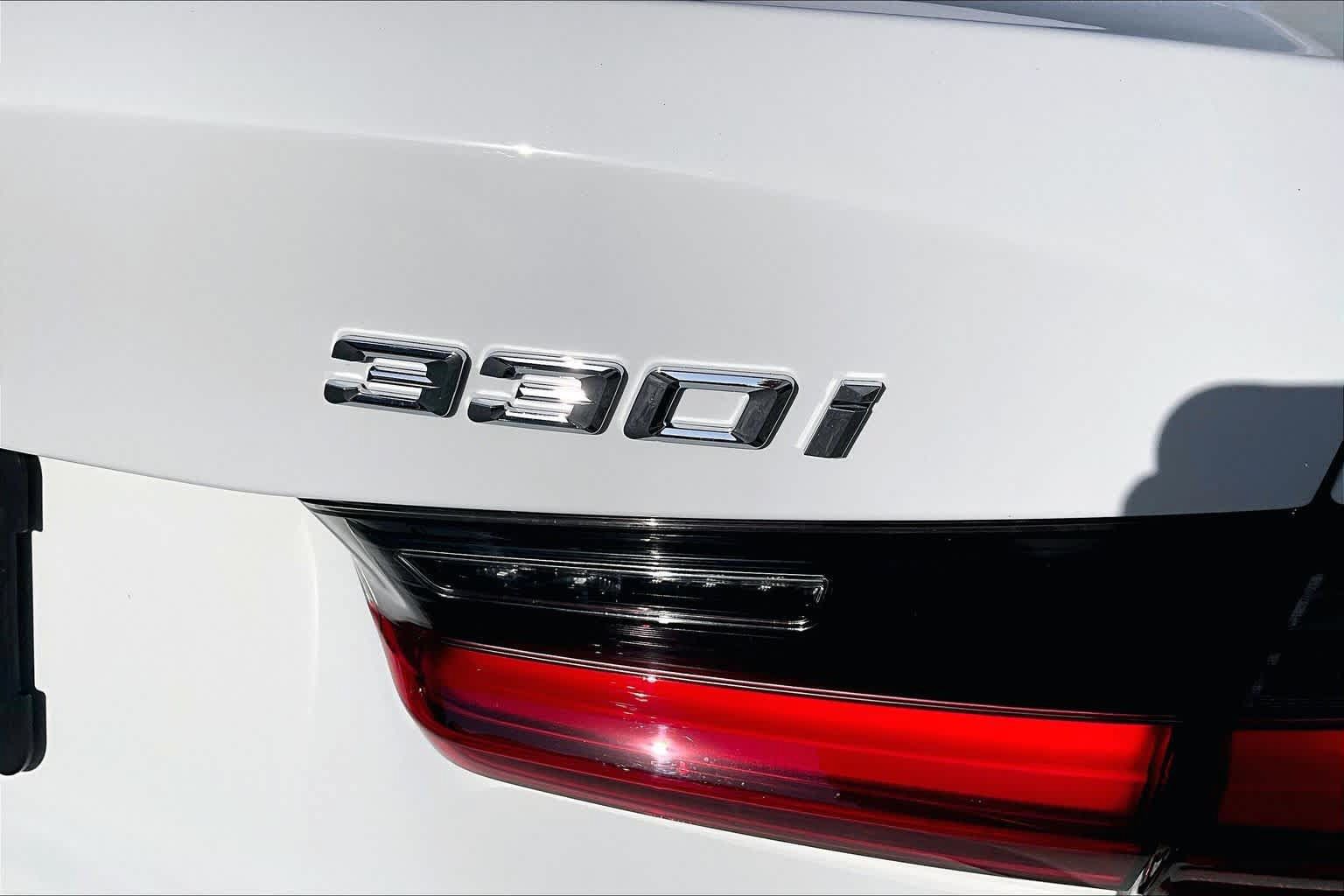 Used 2024 BMW 330i Sedan w/ Premium Package RWD image 29