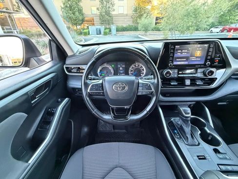 Used 2021 Toyota Highlander LE FWD image 19