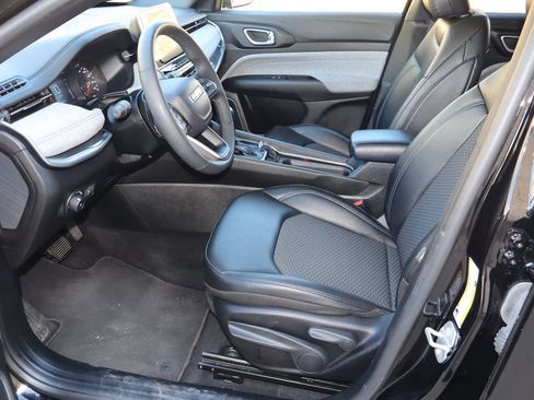 Used 2025 Jeep Compass Latitude AWD/4WD image 15