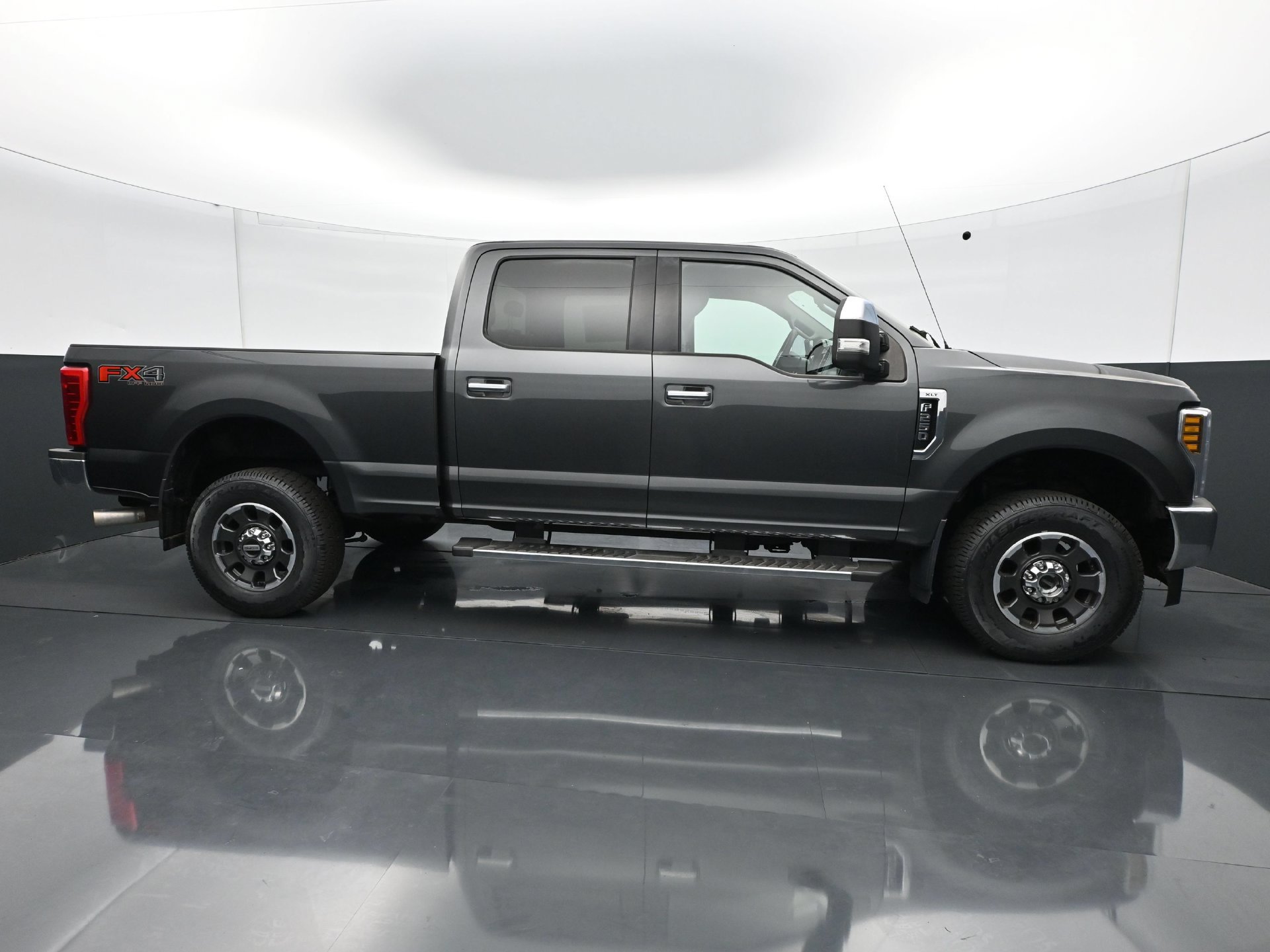 Used 2019 Ford F250 XLT w/ XLT Premium Package AWD/4WD image 8