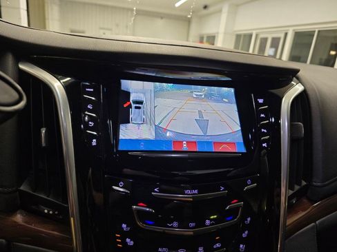 Used 2019 Cadillac Escalade Luxury AWD/4WD image 25