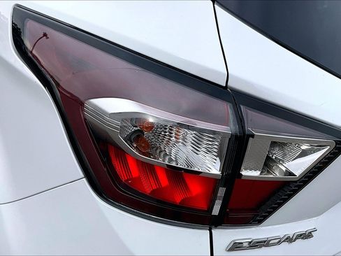 Used 2018 Ford Escape SE w/ SE Sport Appearance Package image 28