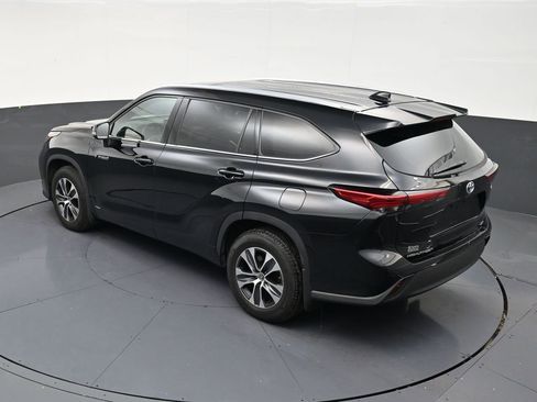 Used 2021 Toyota Highlander XLE AWD/4WD image 14